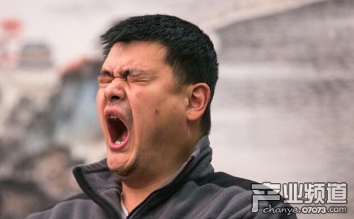 两会表情包 雷军玩自拍VR直播要睡着_产业八