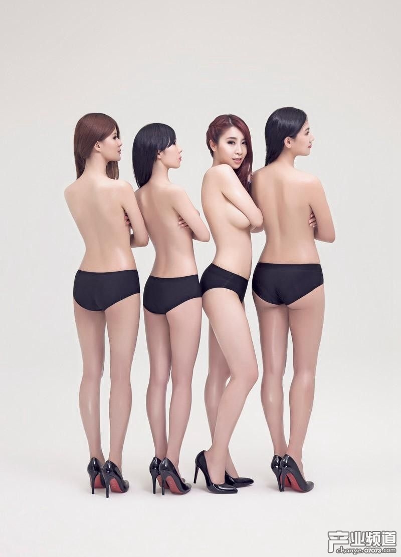 曾经著名杂志《男人装》还曾邀请lol四大女解说苏小妍,小楼,小米,小苍