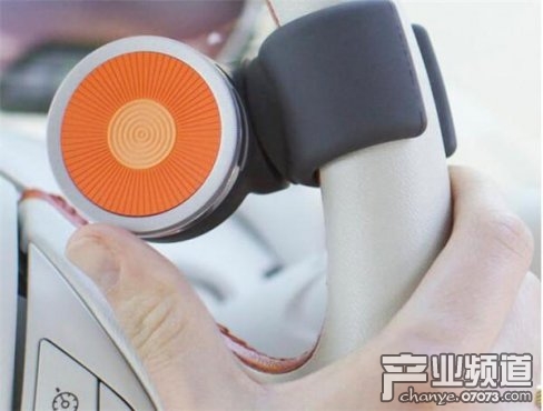 这小玩意儿帮你实现玩手机不看屏幕功能