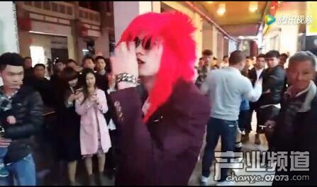 亮瞎眼!杀马特主播街头唱歌引万人围观_产业八卦 - 07073产业频道