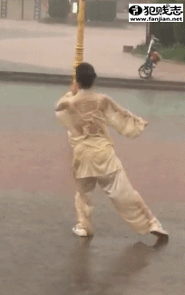 搞笑gif囧图丨天气太热,美女都热瘫了