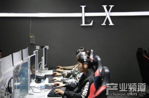 蓝翔电竞学院 一学期6000每天8小时比网咖合